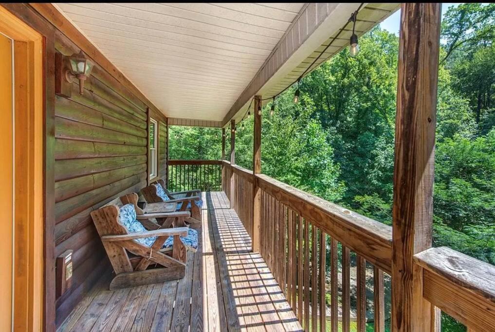 Smokey Mountain Retreat, Hot Tub, Game Room, Sleeps 8! Gatlinburg Exteriér fotografie