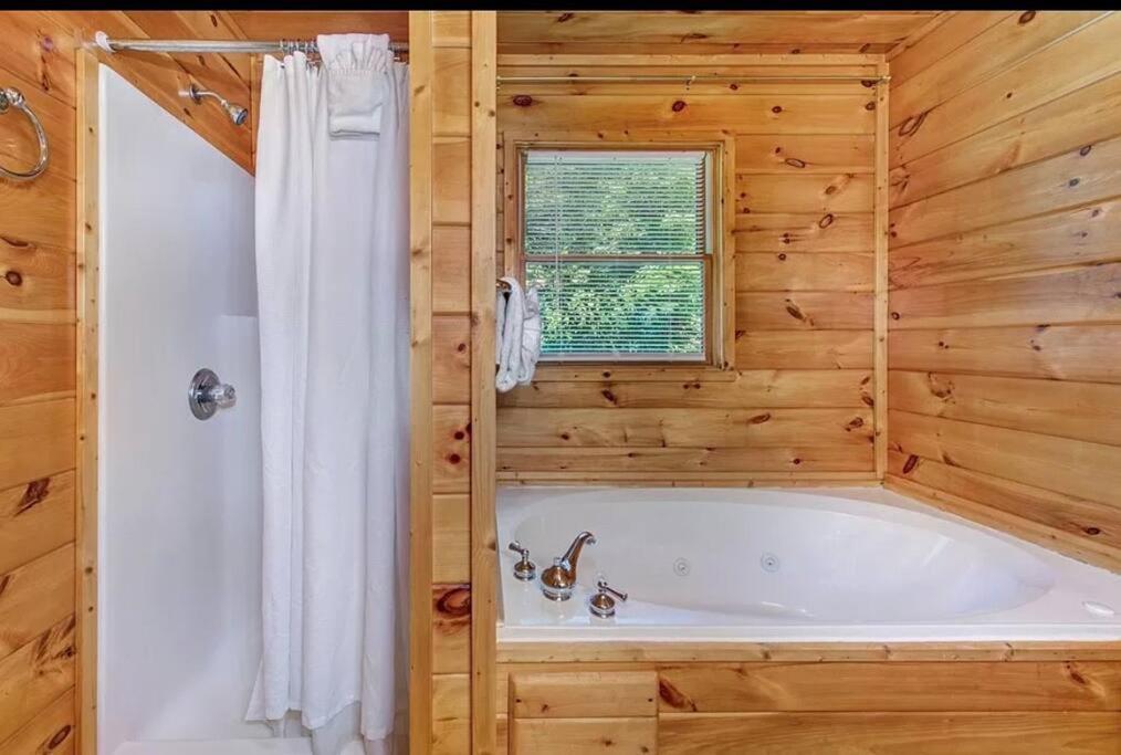 Smokey Mountain Retreat, Hot Tub, Game Room, Sleeps 8! Gatlinburg Exteriér fotografie