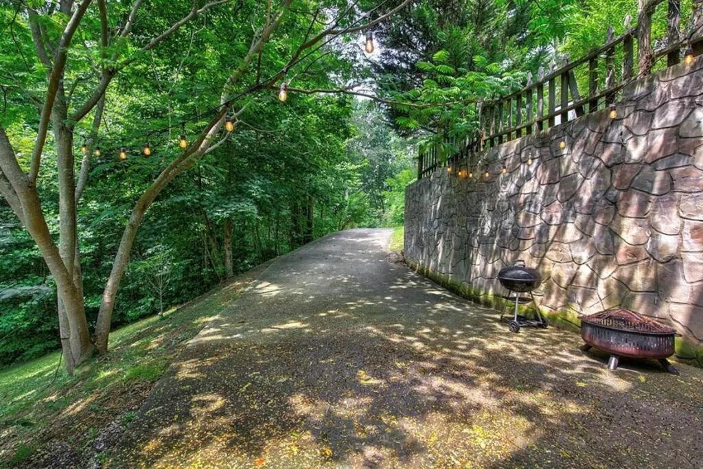 Smokey Mountain Retreat, Hot Tub, Game Room, Sleeps 8! Gatlinburg Exteriér fotografie
