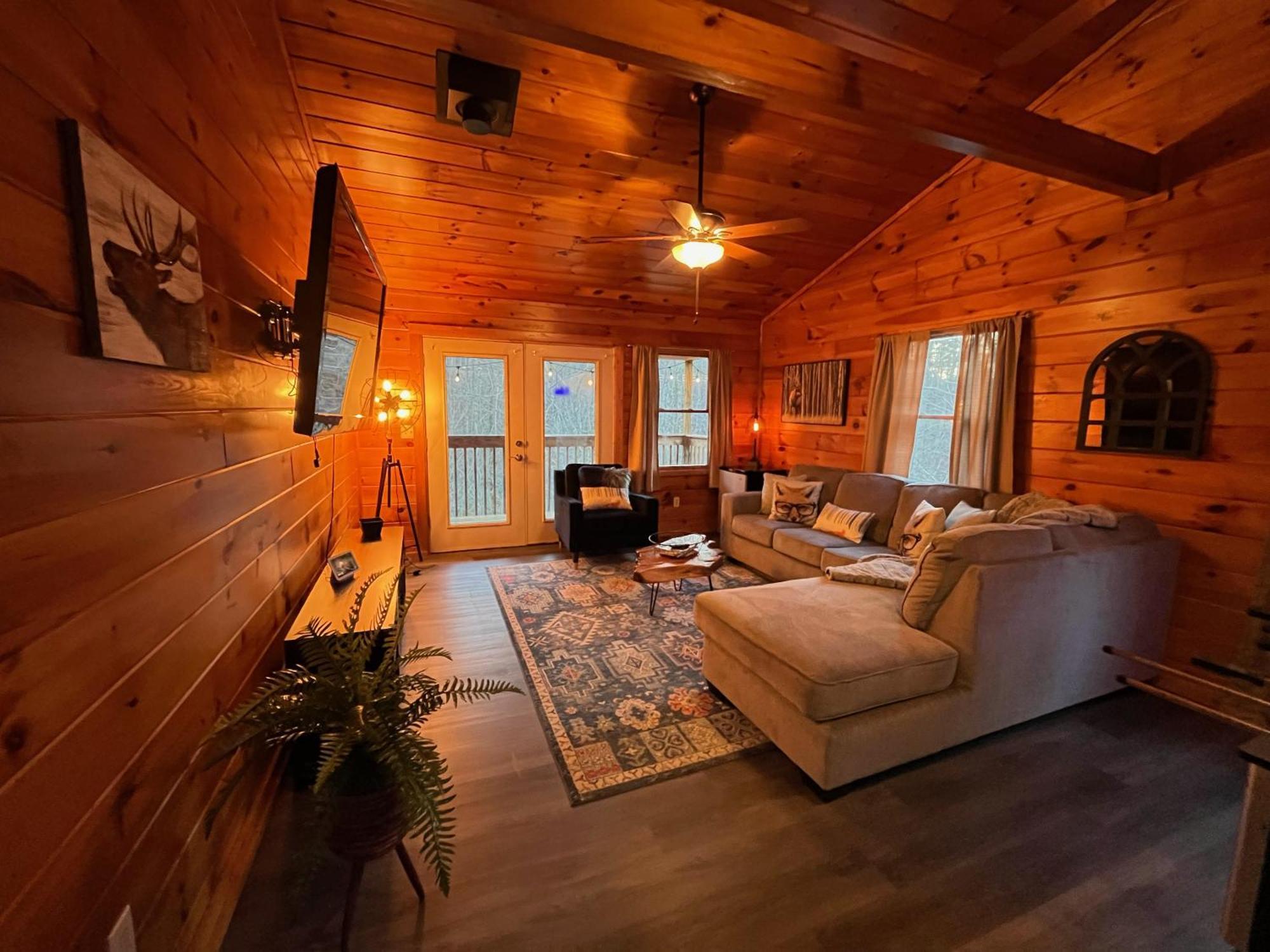 Smokey Mountain Retreat, Hot Tub, Game Room, Sleeps 8! Gatlinburg Exteriér fotografie