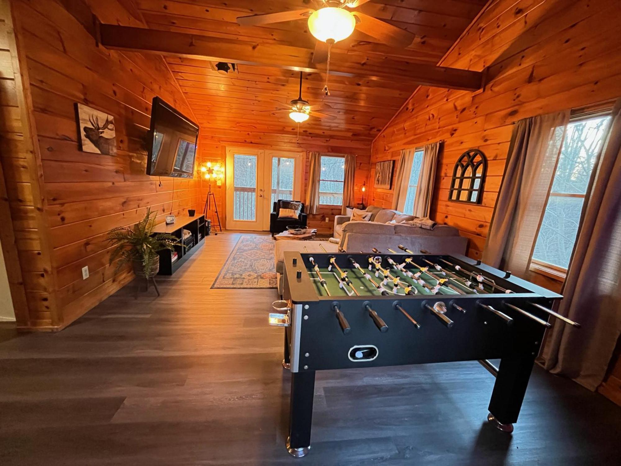 Smokey Mountain Retreat, Hot Tub, Game Room, Sleeps 8! Gatlinburg Exteriér fotografie