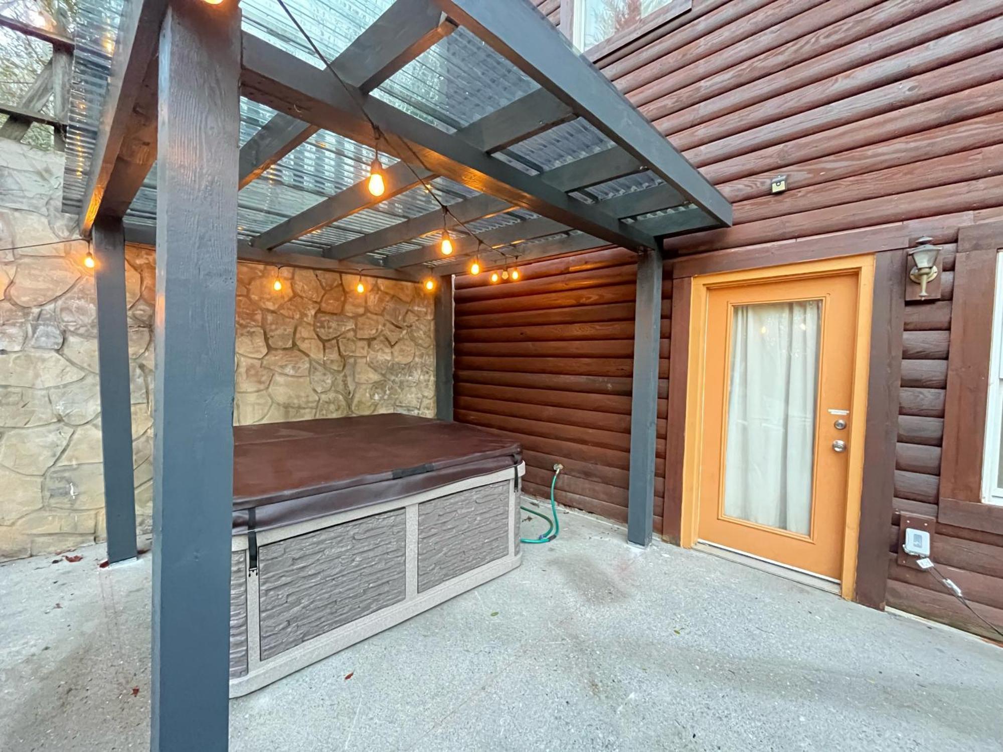 Smokey Mountain Retreat, Hot Tub, Game Room, Sleeps 8! Gatlinburg Exteriér fotografie