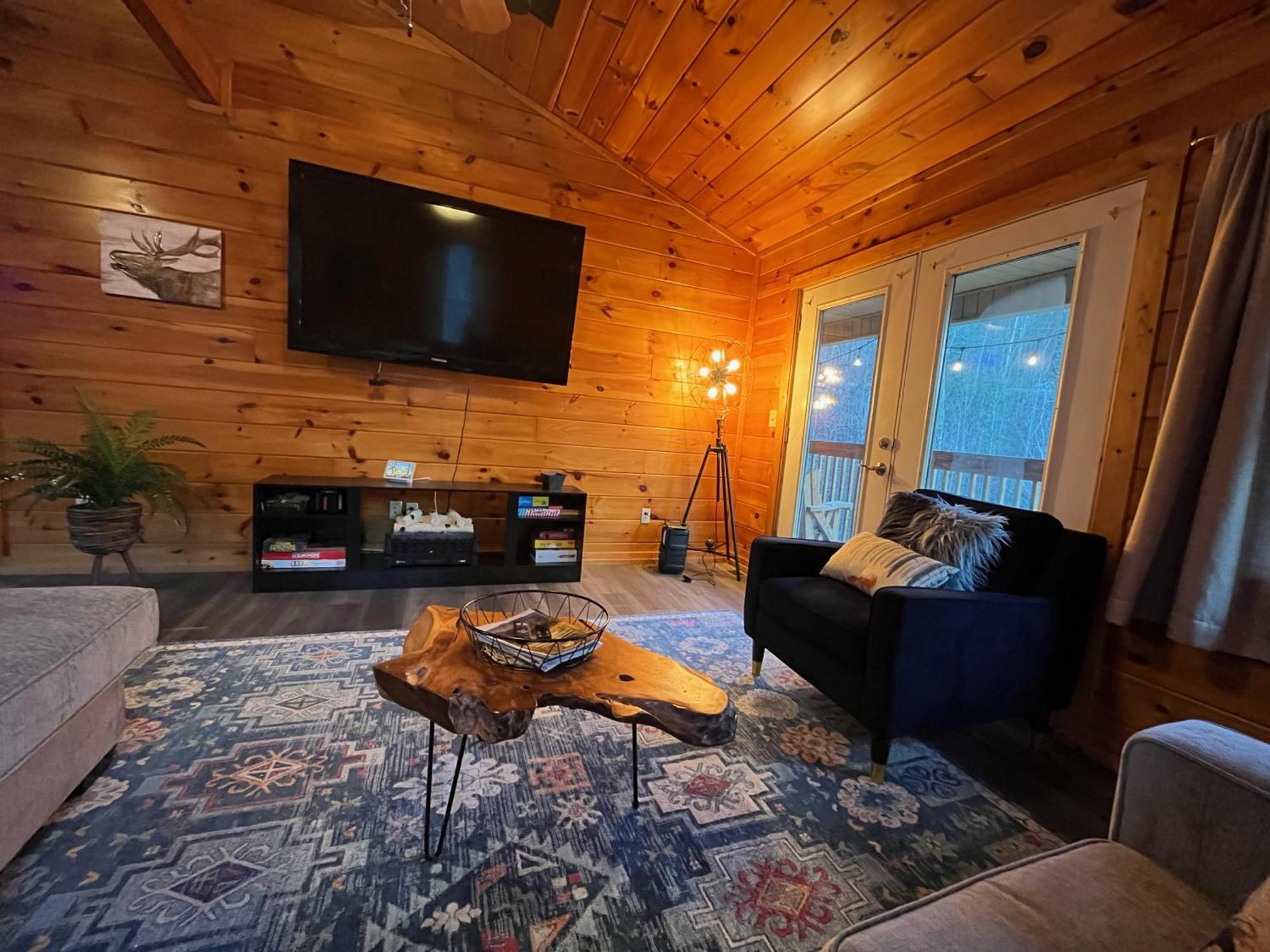 Smokey Mountain Retreat, Hot Tub, Game Room, Sleeps 8! Gatlinburg Exteriér fotografie