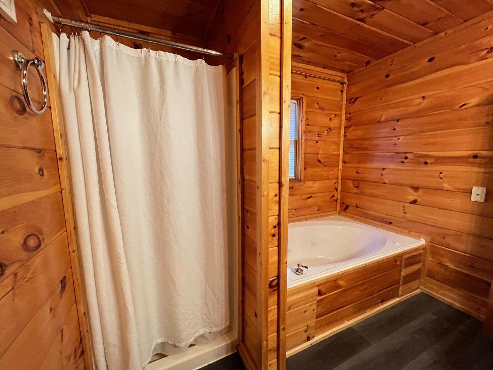 Smokey Mountain Retreat, Hot Tub, Game Room, Sleeps 8! Gatlinburg Exteriér fotografie