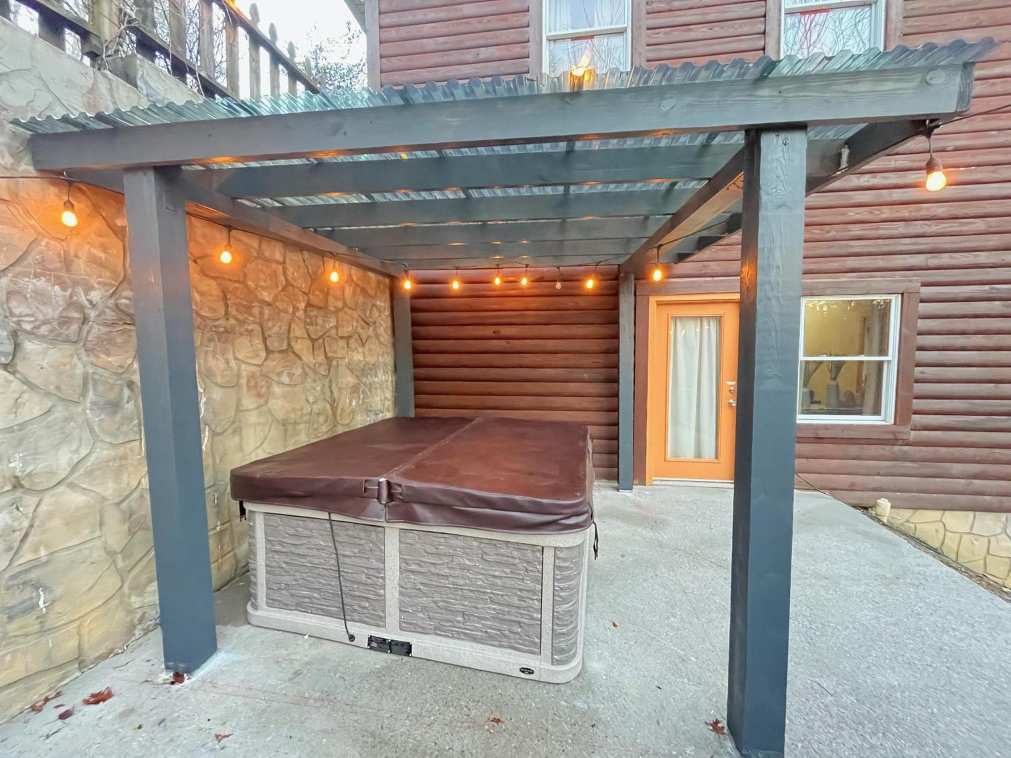 Smokey Mountain Retreat, Hot Tub, Game Room, Sleeps 8! Gatlinburg Exteriér fotografie