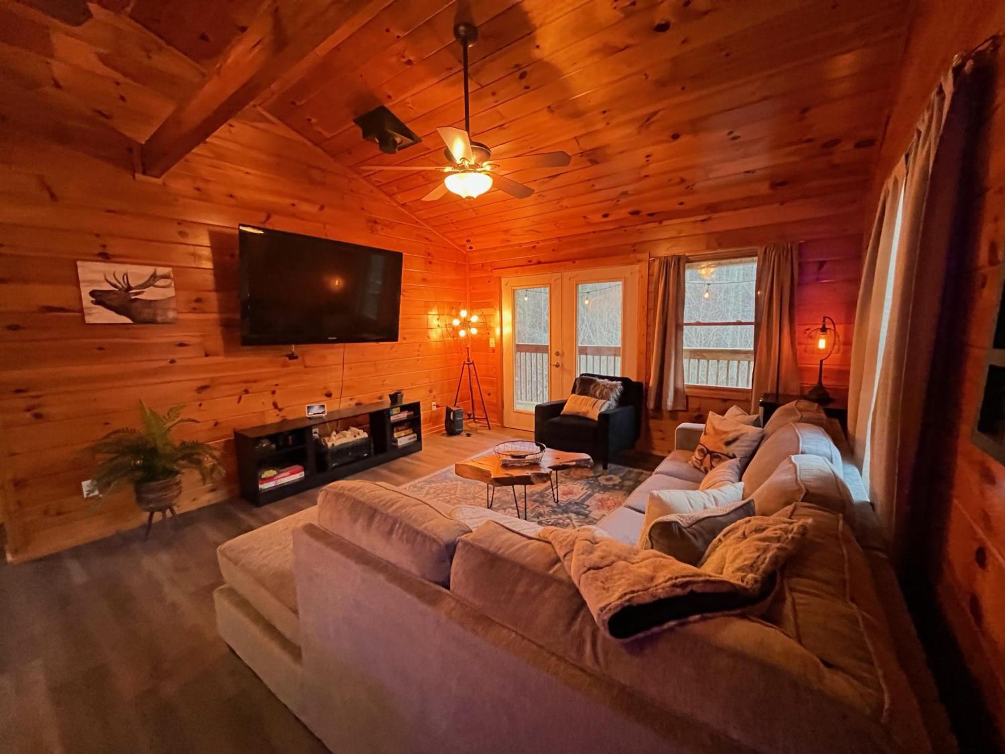 Smokey Mountain Retreat, Hot Tub, Game Room, Sleeps 8! Gatlinburg Exteriér fotografie