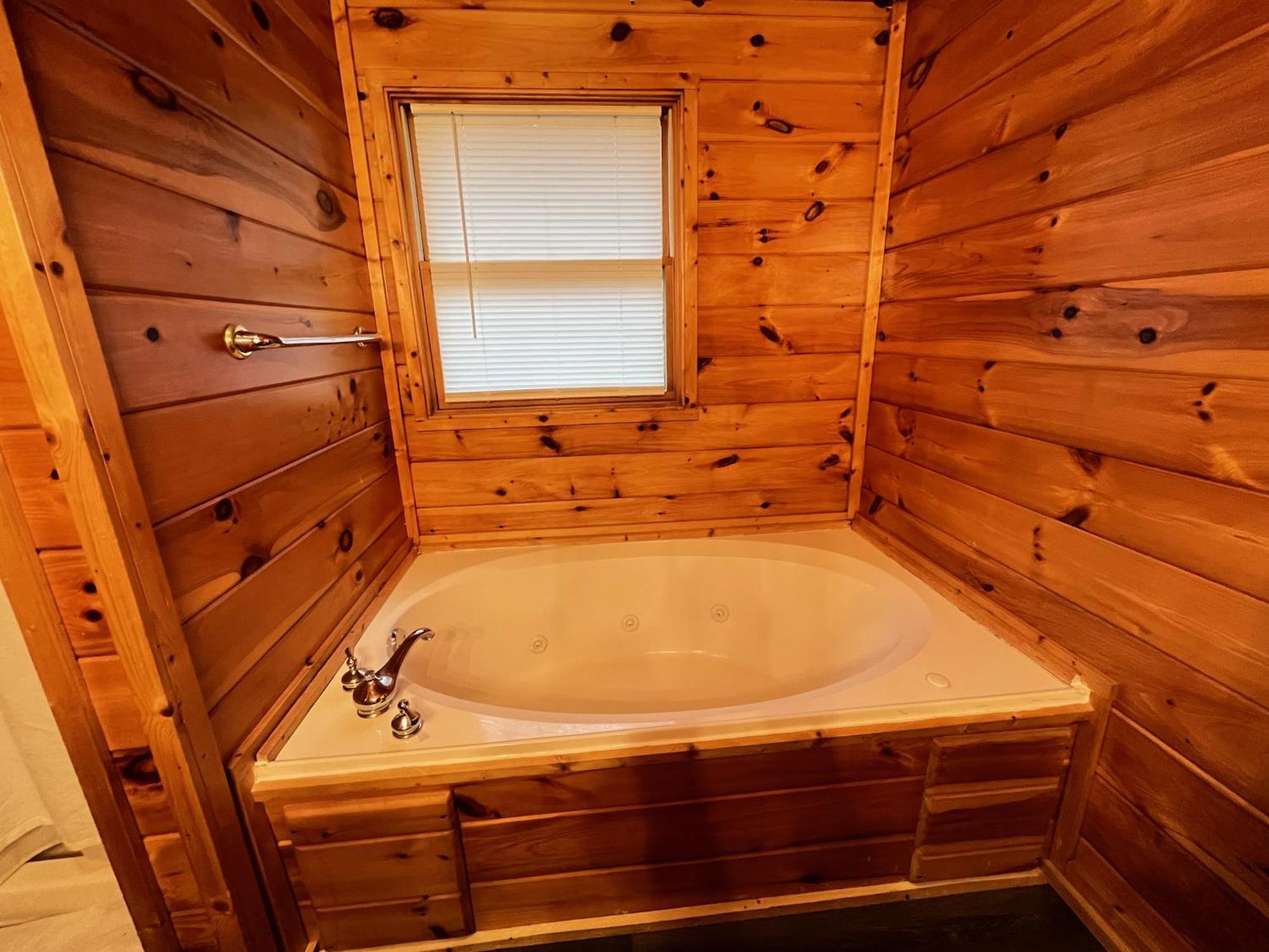 Smokey Mountain Retreat, Hot Tub, Game Room, Sleeps 8! Gatlinburg Exteriér fotografie