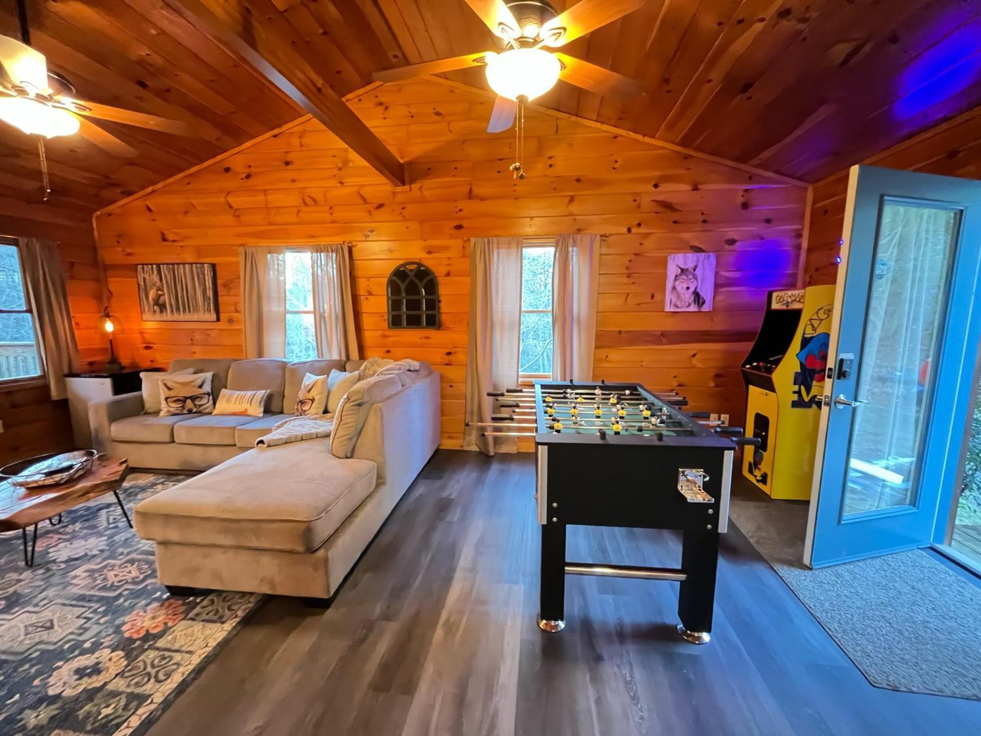 Smokey Mountain Retreat, Hot Tub, Game Room, Sleeps 8! Gatlinburg Exteriér fotografie