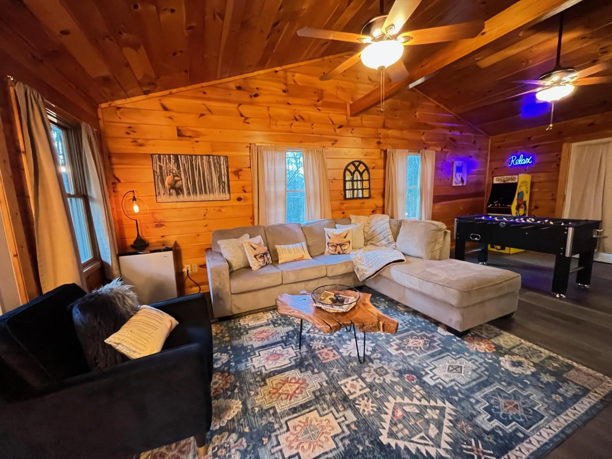 Smokey Mountain Retreat, Hot Tub, Game Room, Sleeps 8! Gatlinburg Exteriér fotografie