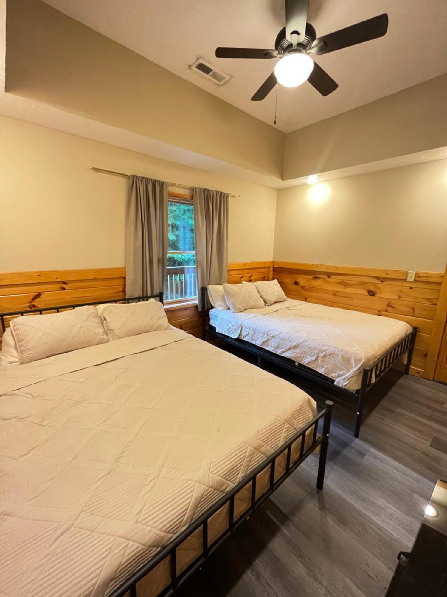 Smokey Mountain Retreat, Hot Tub, Game Room, Sleeps 8! Gatlinburg Exteriér fotografie